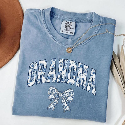 Comfort Colors Floral Grandma Shirt, Coquette Bow Grandma T-Shirt, Chinoiserie Style Grandma Tee, Gift for New Grandmother, Pregnancy Reveal Shirt
