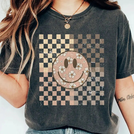 Comfort Colors Smiling Flower Shirt, Checkered Retro Shirt, Vintage Checkered T-Shirt, Smiling Flower Tee, Boho Style, Oversized Sleep Shirt for Women, Floral Happy Face, Women Top Casual Womenswear Comfortable Breathable Love