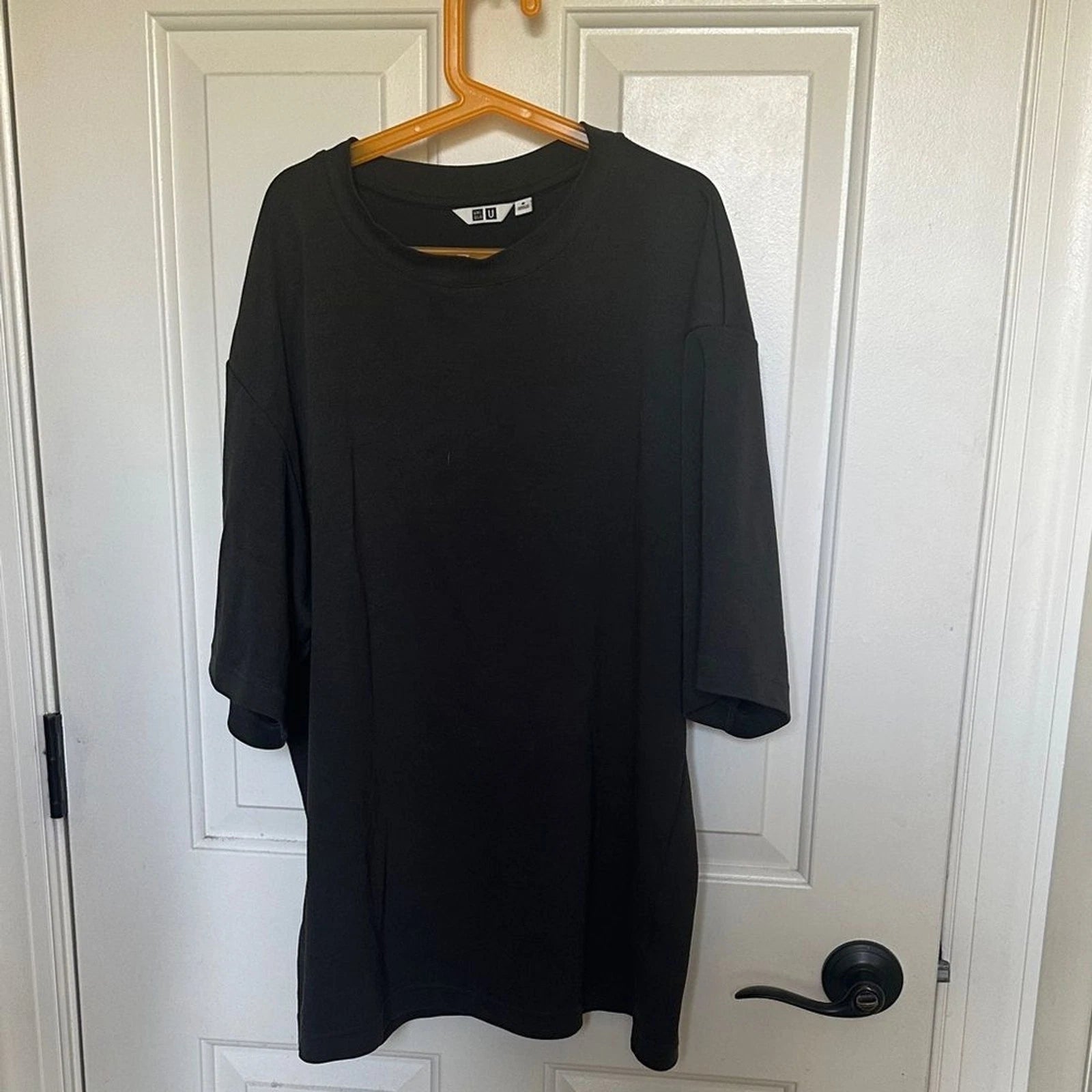 Uniqlo Men’s Black Oversized Crewneck Tee